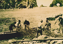 日本漁民在竹島周邊海域的捕魚
活動盛行(1930年代)(照片:個
人收藏〔島根縣竹島資料室提供〕)