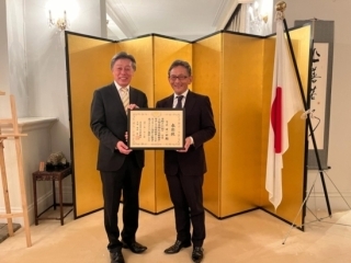 香港日本人商工會議所前會長及香港日本人學校經營理事會前理事長鷲北健一郎先生獲頒授在外公館長表彰(總領事表彰)